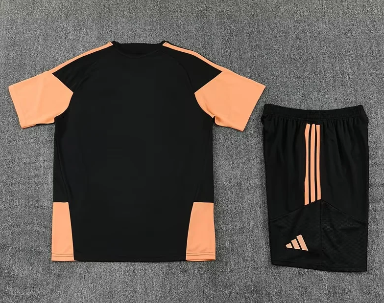 Conjunto de entrenamiento Arsenal 26/27 negro con naranja (tallas adultos y niños)