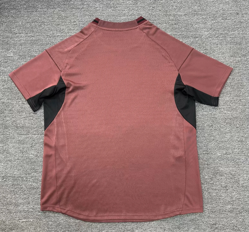 Camiseta de entrenamiento Real Madrid 2026 moradas con detalles negros, versión jugador (solo tallas S-XXL)