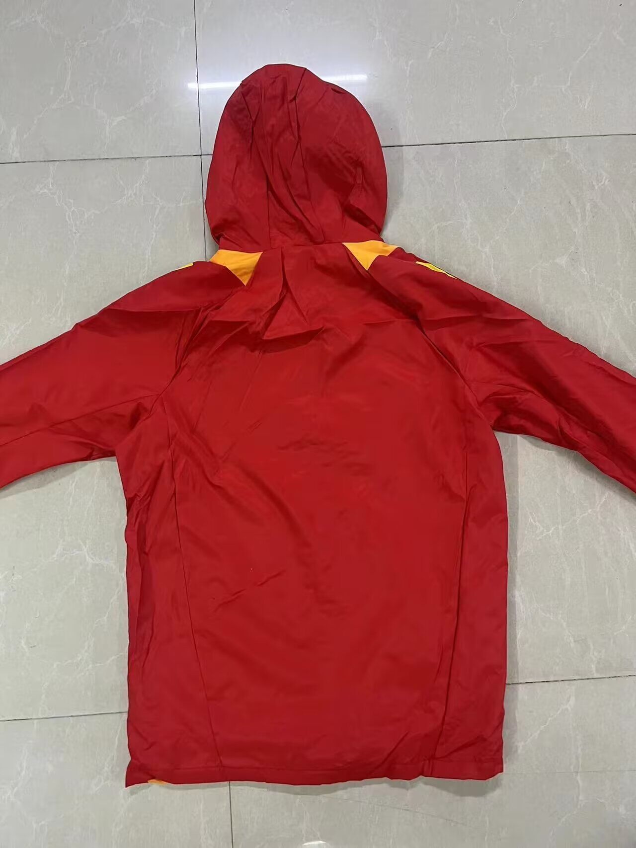 Chaqueta cortavientos con gorro España amarilla (solo tallas S-XXL)