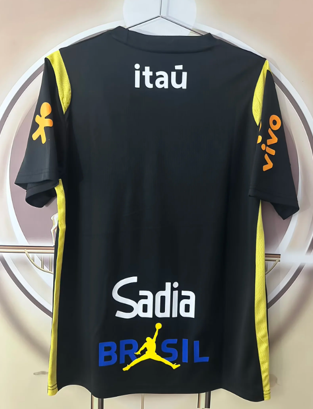Camiseta de entrenamiento Brasil 2026 negra con patrocinadores