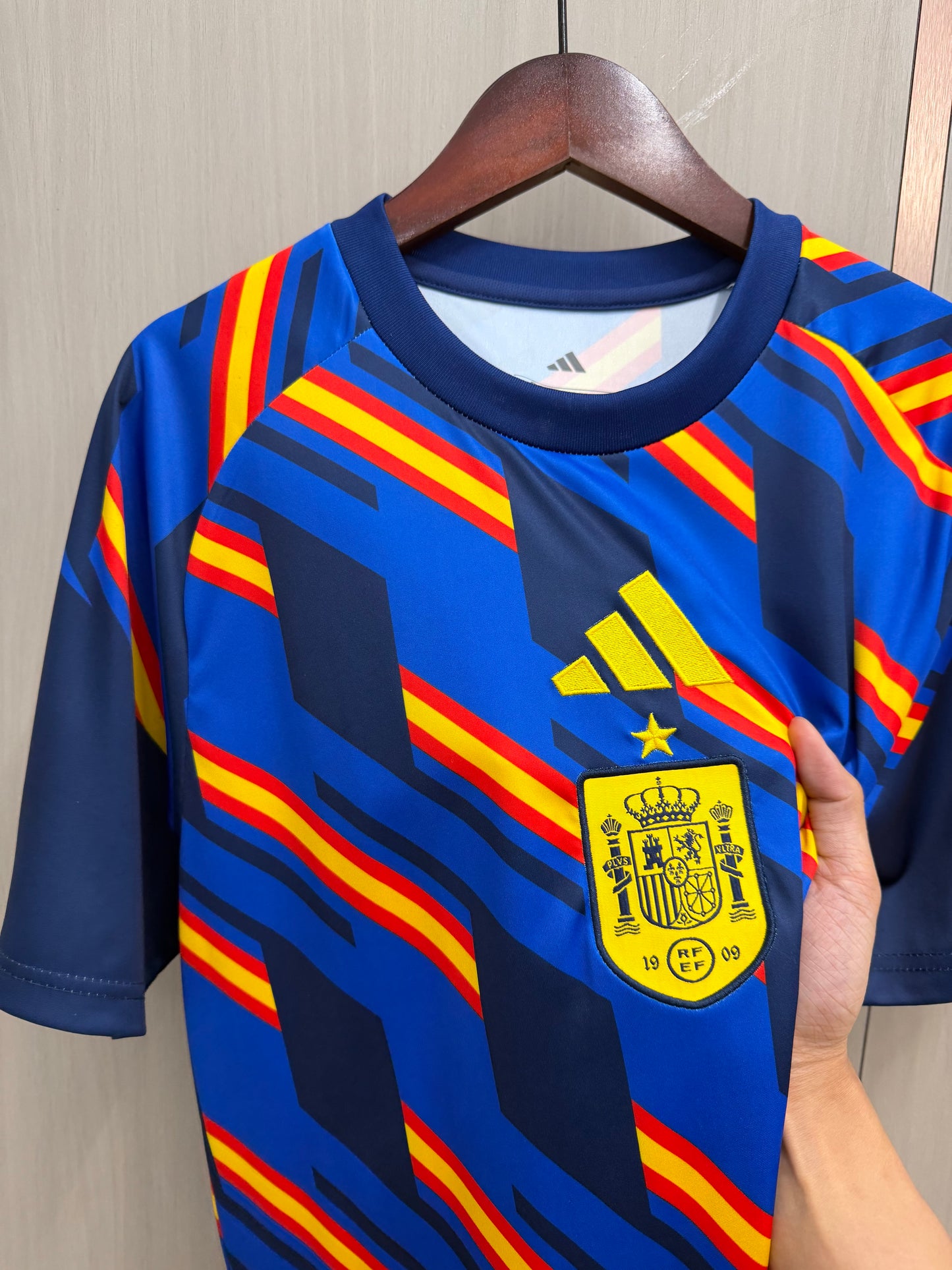 Camiseta España 2026 azul con rojo amarillo prepartido (solo tallas S-4XL)