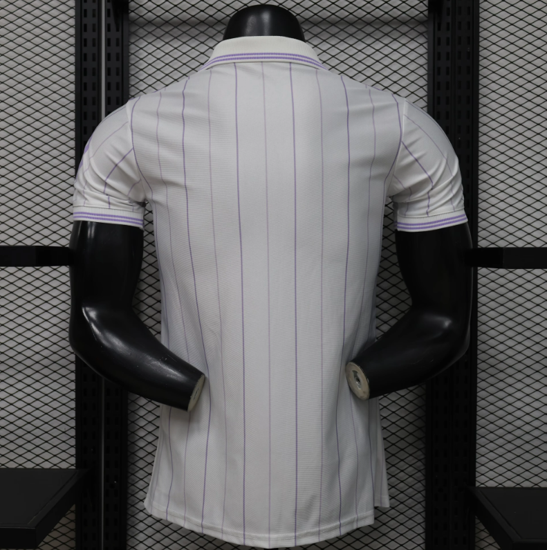 Camiseta Real Madrid 2026 blanco con morado versión jugador (tallas S-3XL)