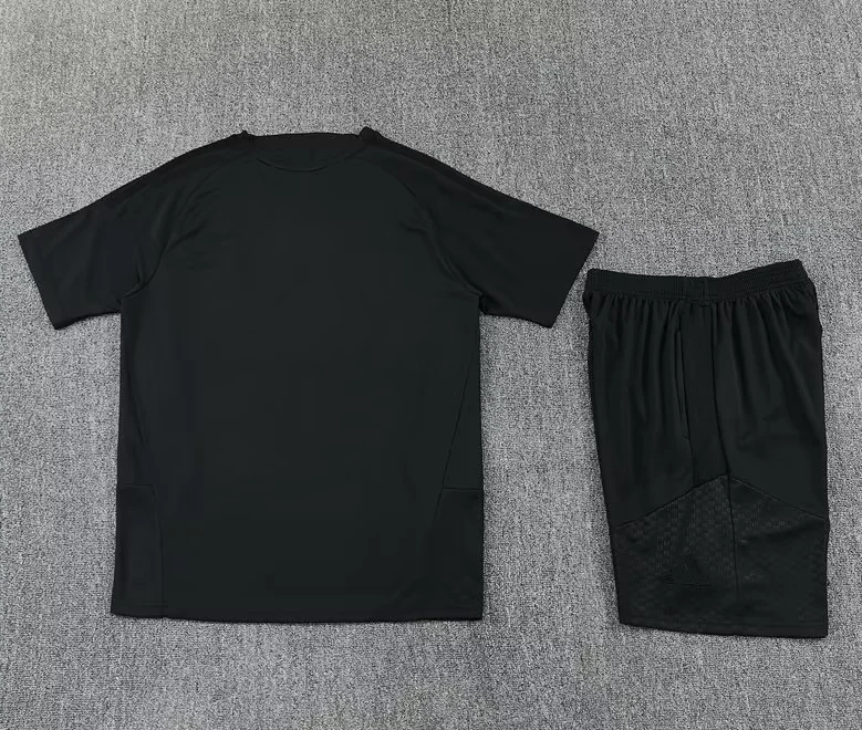 Conjunto de entrenamiento Real Madrid 26/27 negra (tallas adultos y niños)