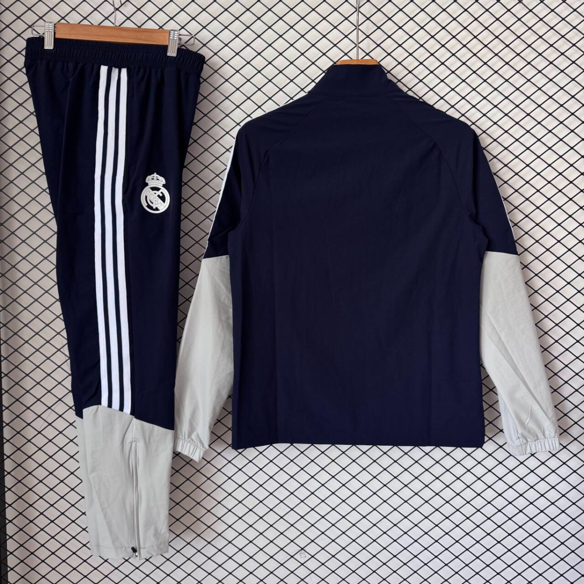Chandal cortavientos Real Madrid 26/27 negro con blanco gris (tallas S-XXL)