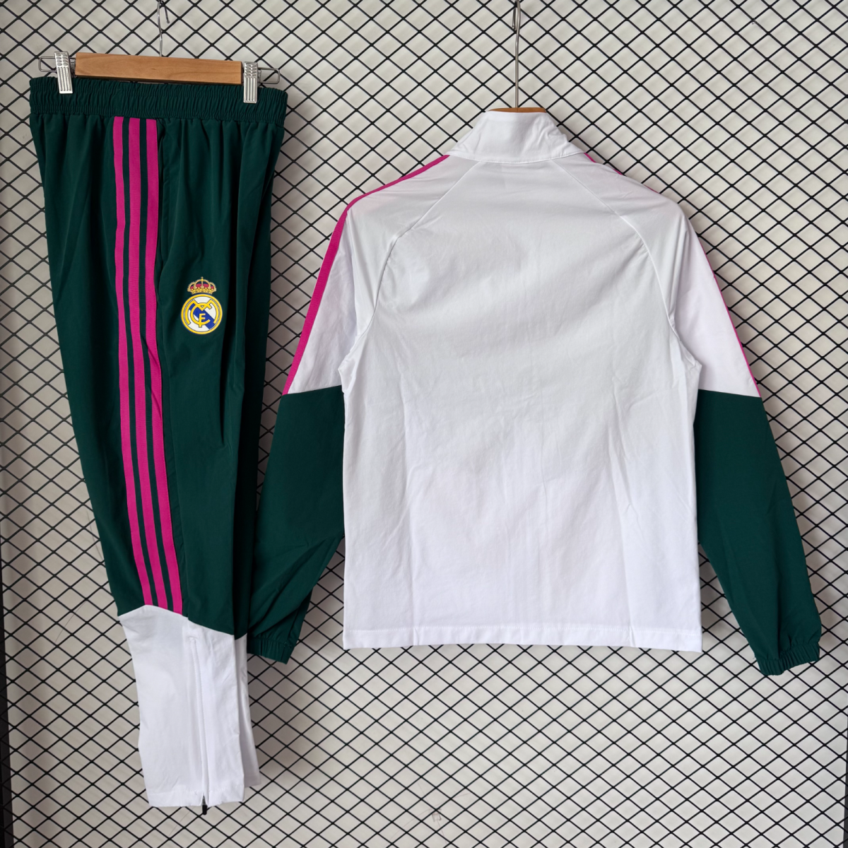 Chandal cortavientos blanco con verde y rosa Real Madrid 26-27 (tallas S-XXL)
