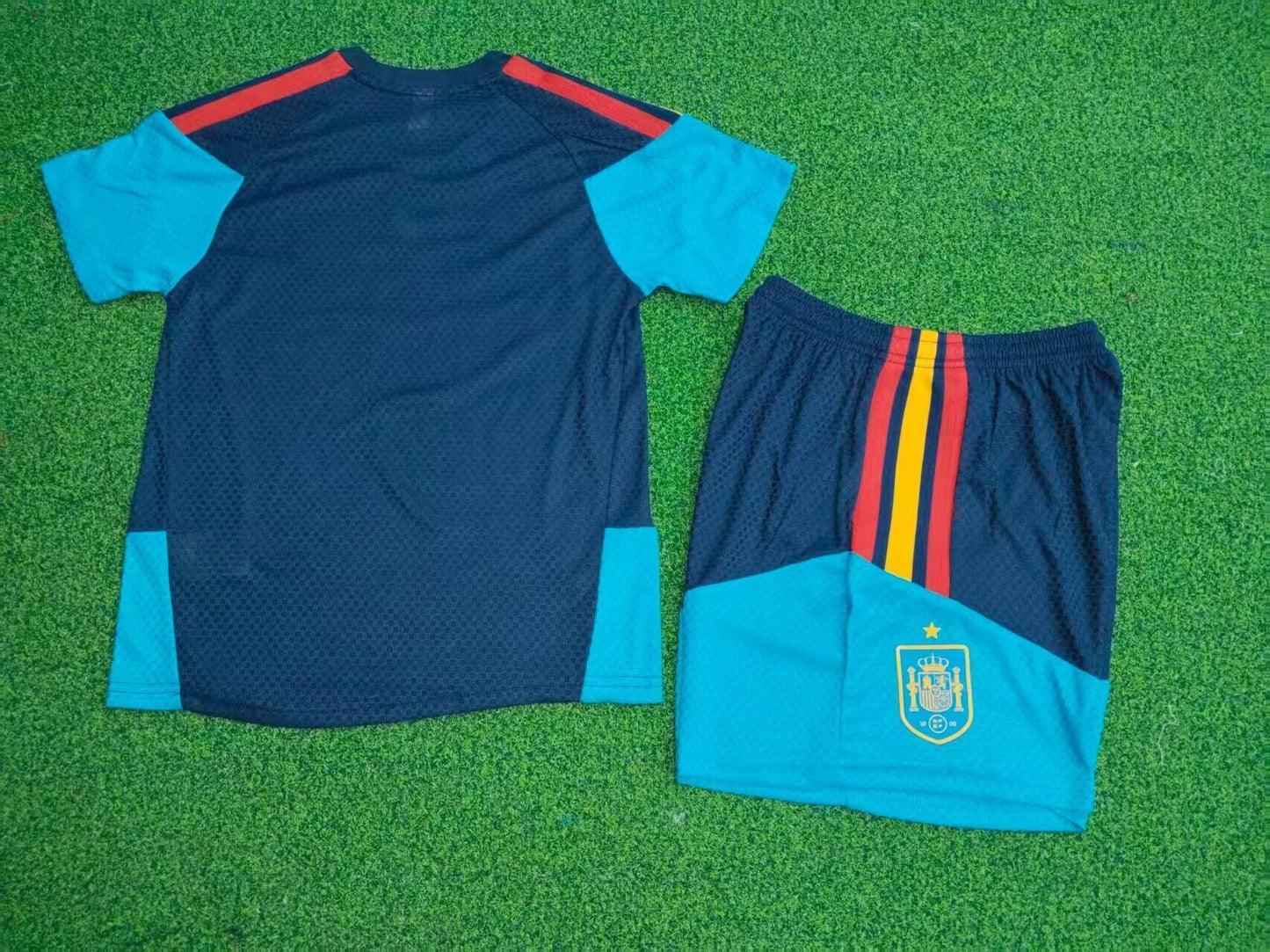 Conjunto de entrenamiento España Mundial 2026 azul oscuro version jugador (Tallas adulto y niño)