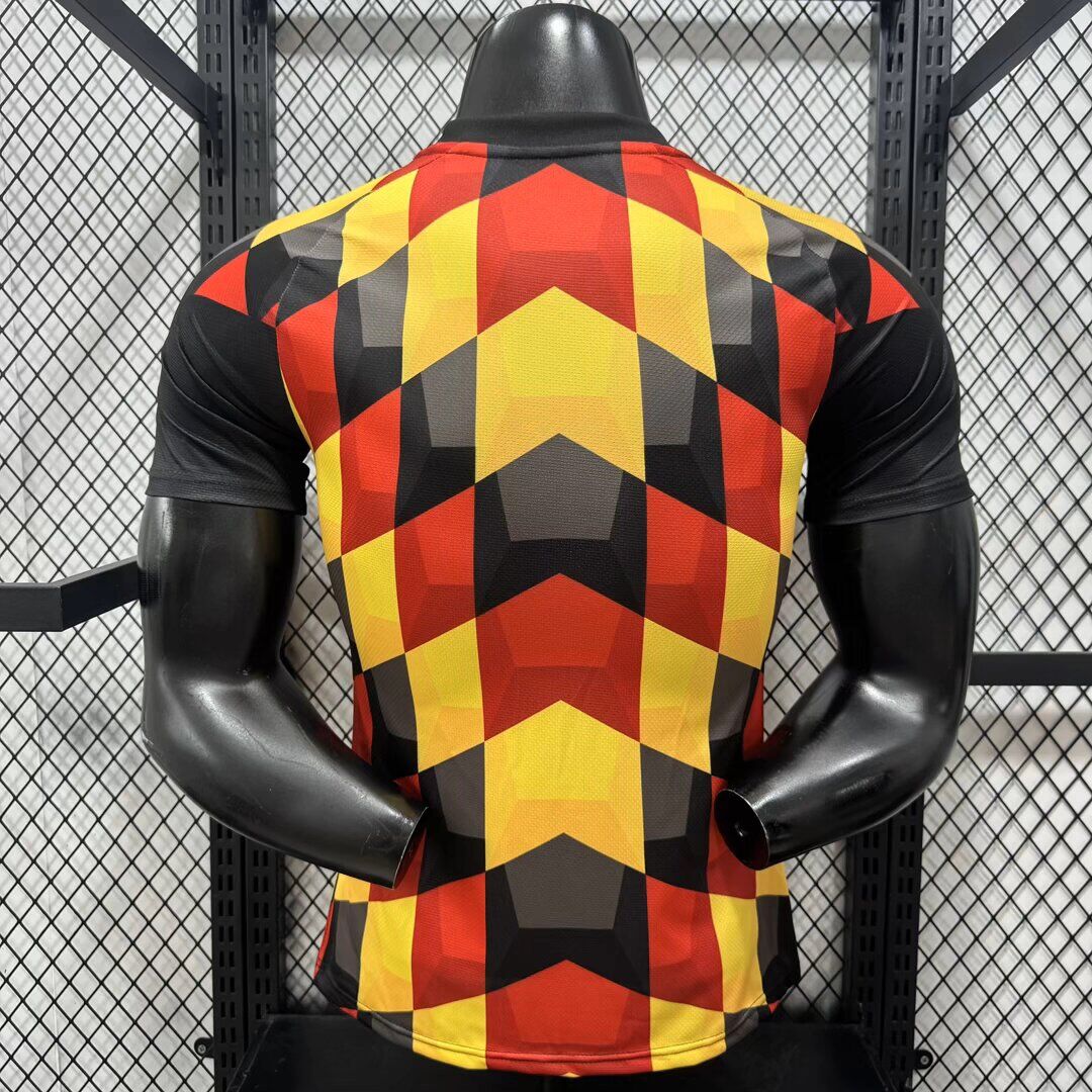 Camiseta de entrenamiento Alemania 2026 negras, rojas y amarillas versión jugador (tallas S-XXL)