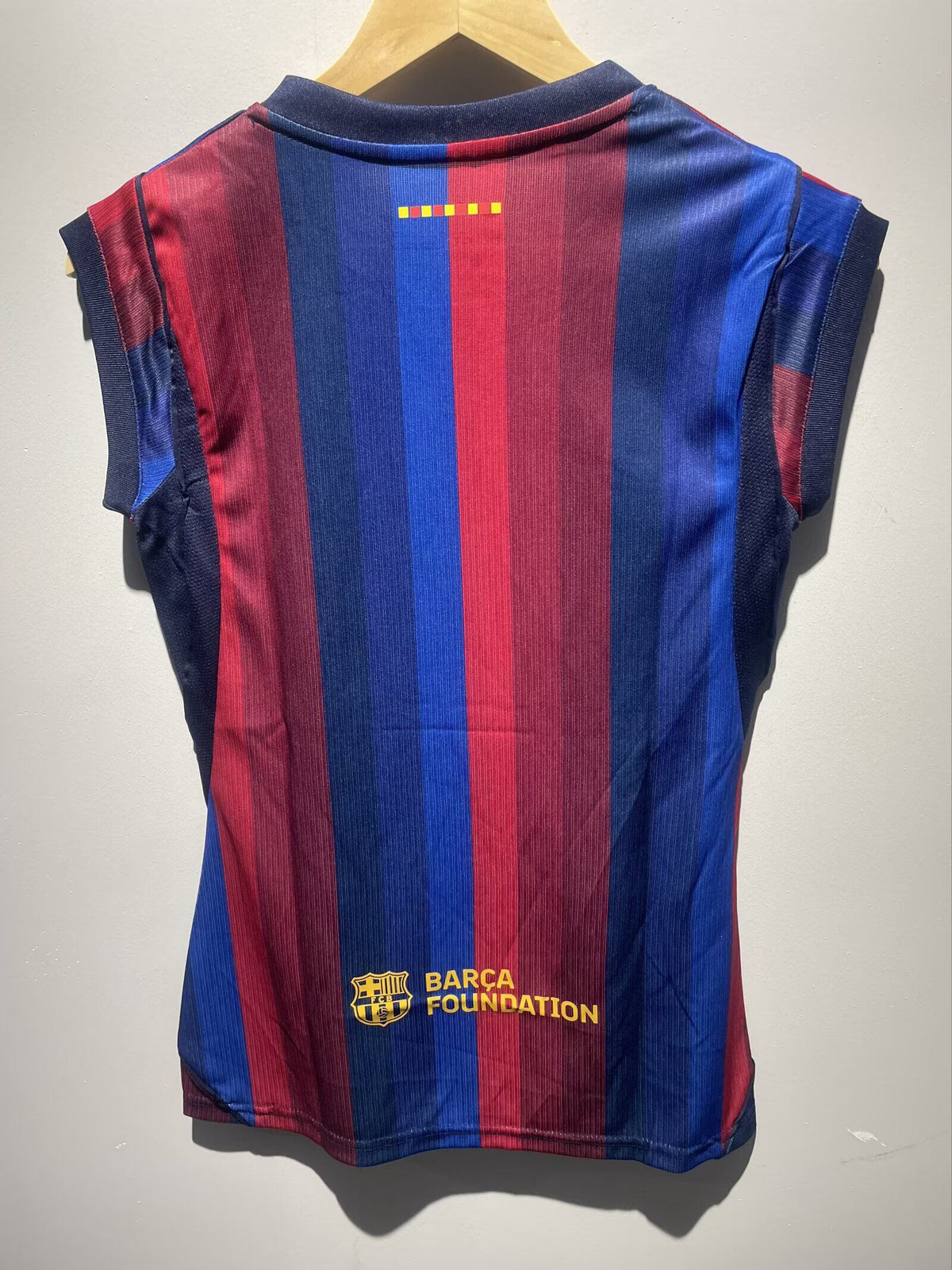 Camiseta de mujer sin mangas Barcelona 26-27 Local (tallas S-2XL)