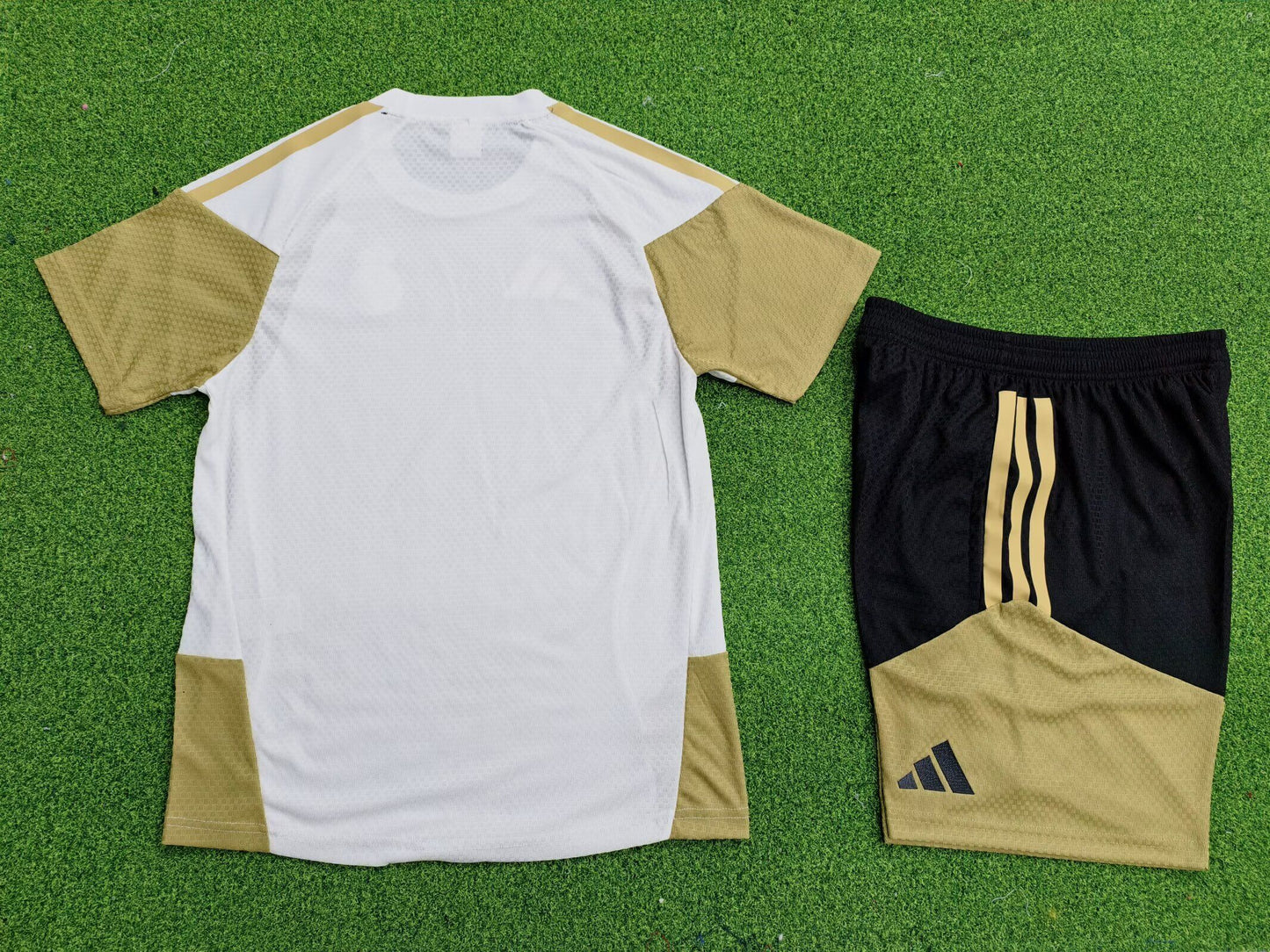 Equipacion Real Madrid especial oro