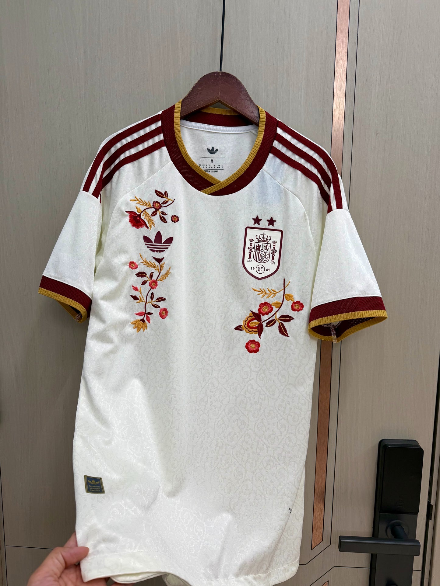 Camiseta España 2026 dos estrellas con bordado de flor version jugador (tallas S-2XL)