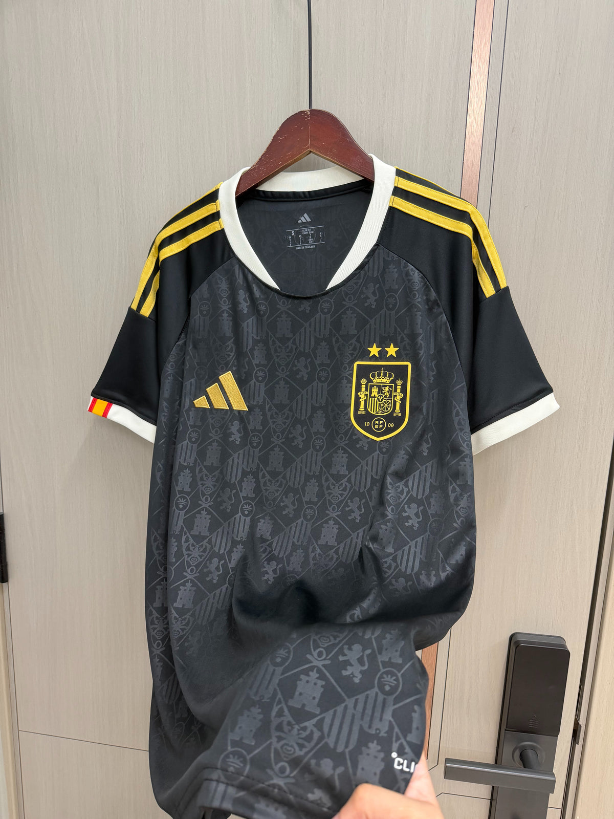 Camiseta España dos estrellas Mundial 2026 negra/blanca (solo versión fans) (tallas S-4XL)