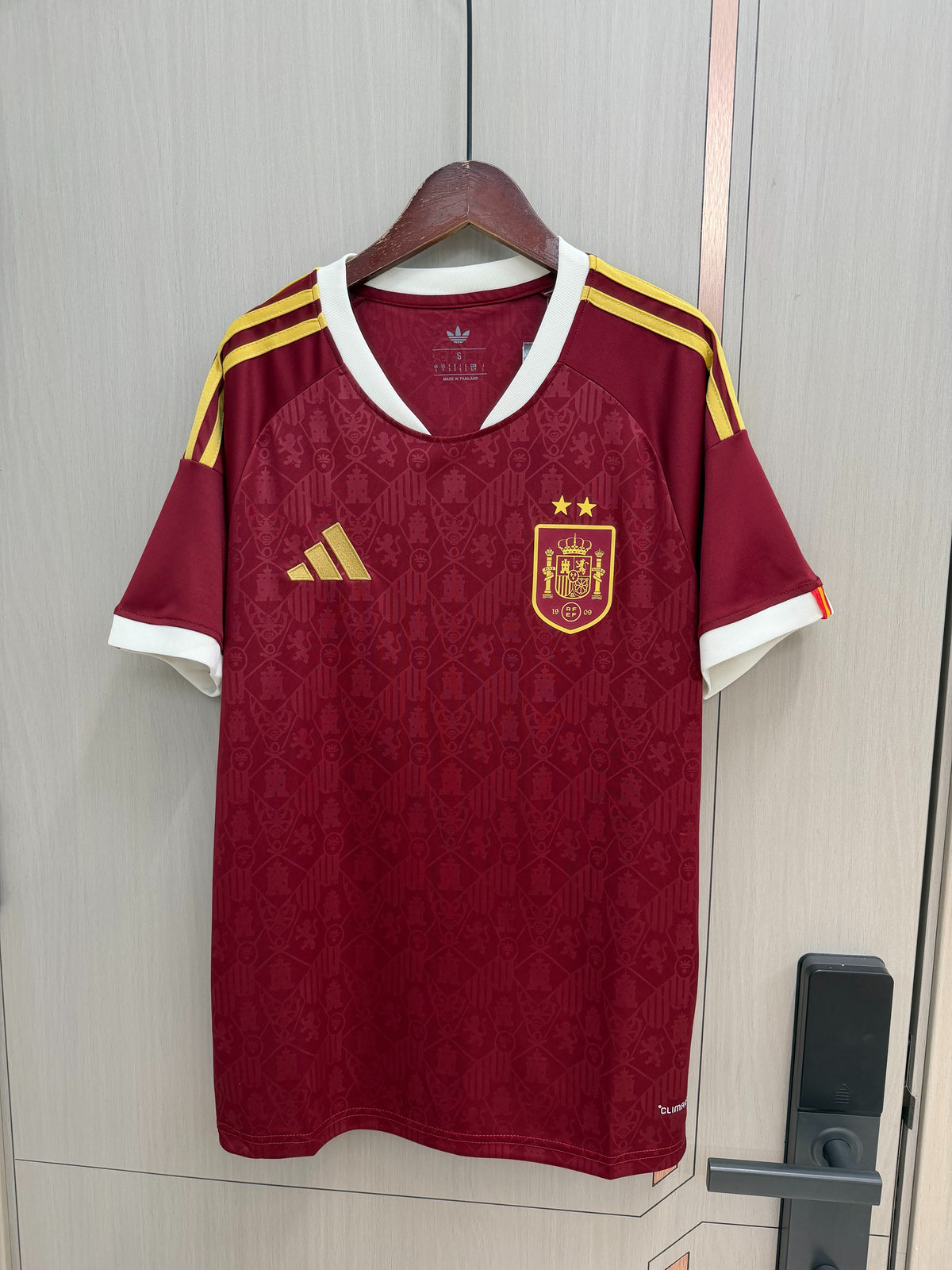 Camiseta España dos estrellas 2026 granate/blanca (solo versión fans) (tallas S-4XL)