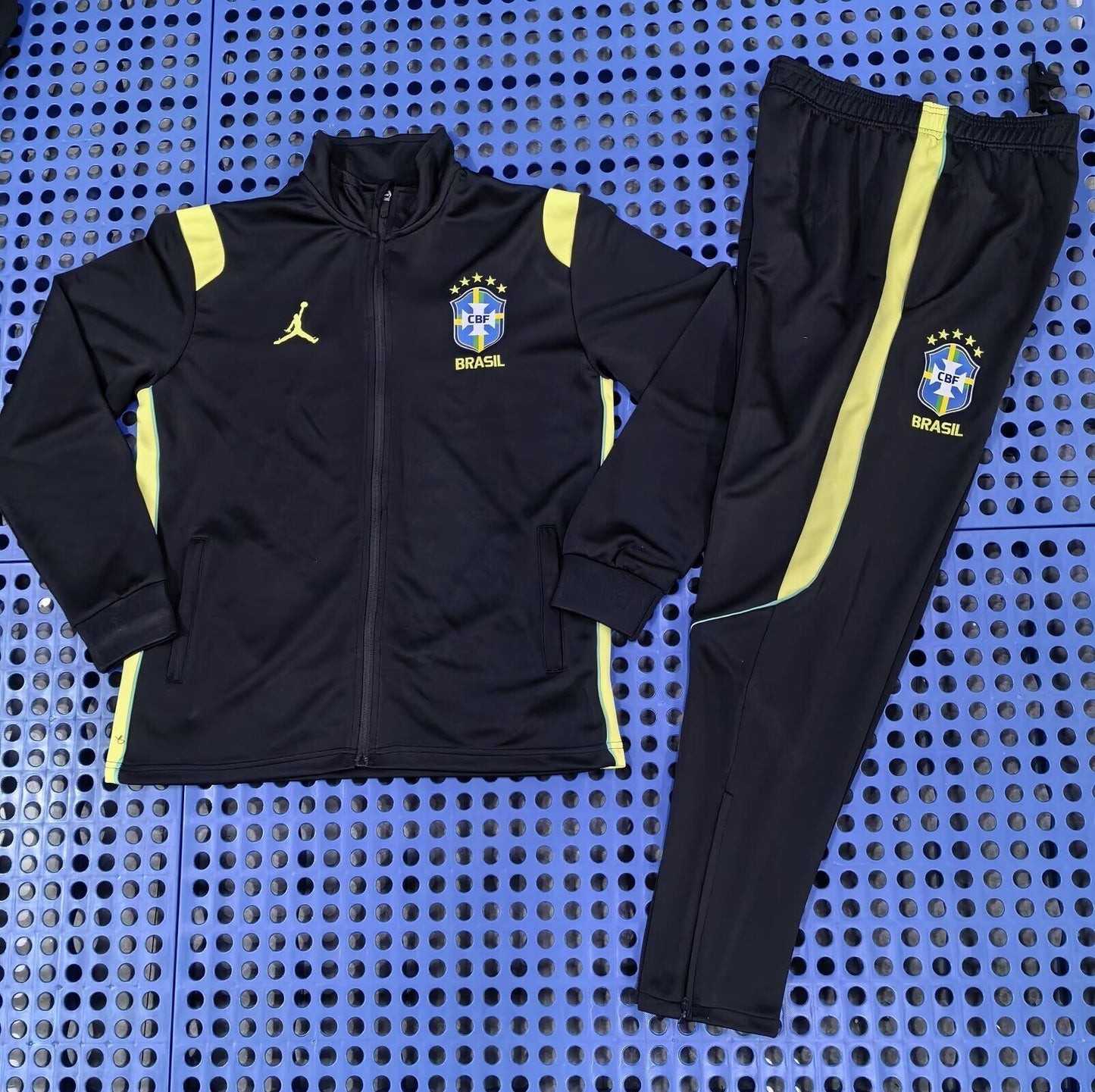 Chandal Brasil 2026 negro con amarillo (tallas S-XXL)