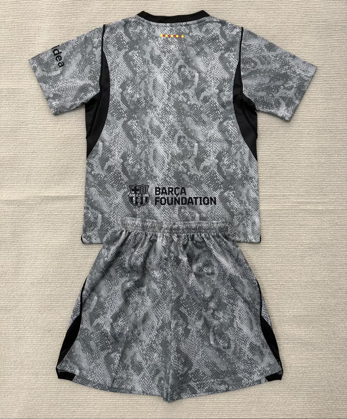 Equipacion portero Barcelona 26-27 gris