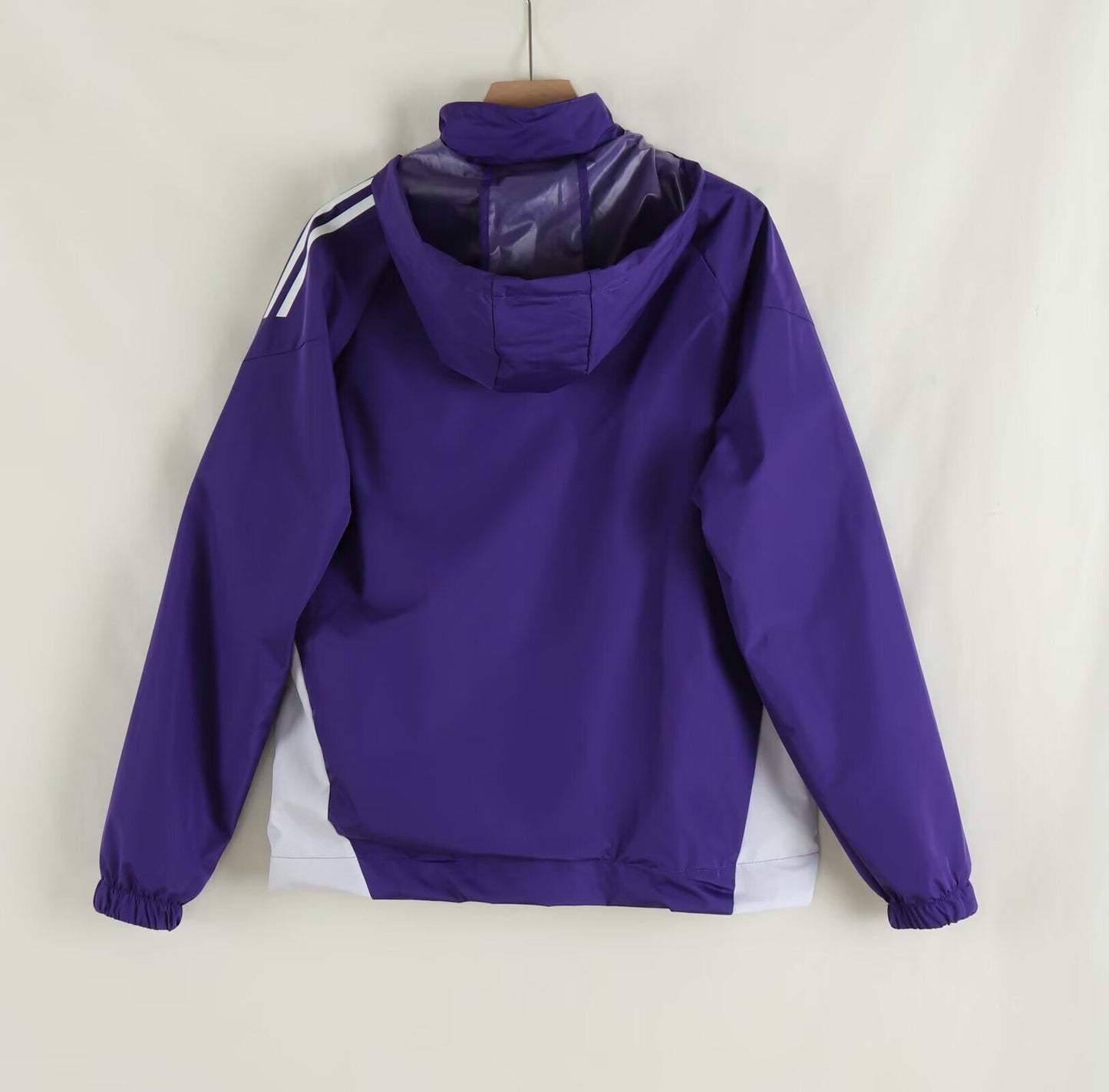 Chaqueta cortavientos Manchester United morada con blanco con gorro (tallas S-XXL)