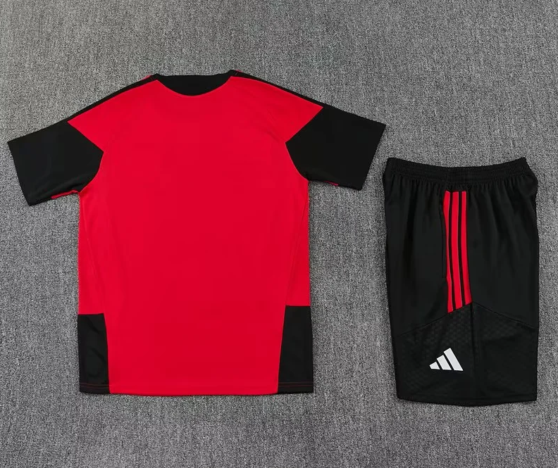Conjunto de entrenamiento Manchester United 26/27 rojo con negro (tallas adultos y niños)