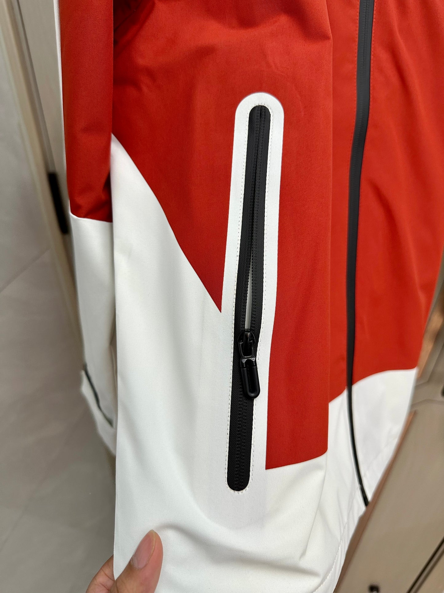 Cortavientos Sevilla blanco y rojo (solo tallas S-2XL)