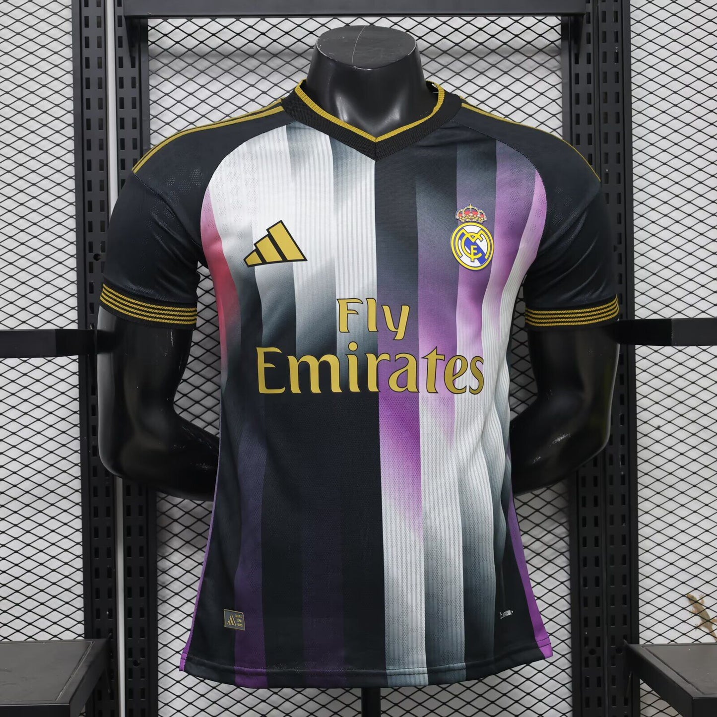 Camiseta Real Madrid especial version jugador negro blanco dorado (tallas S-2XL)