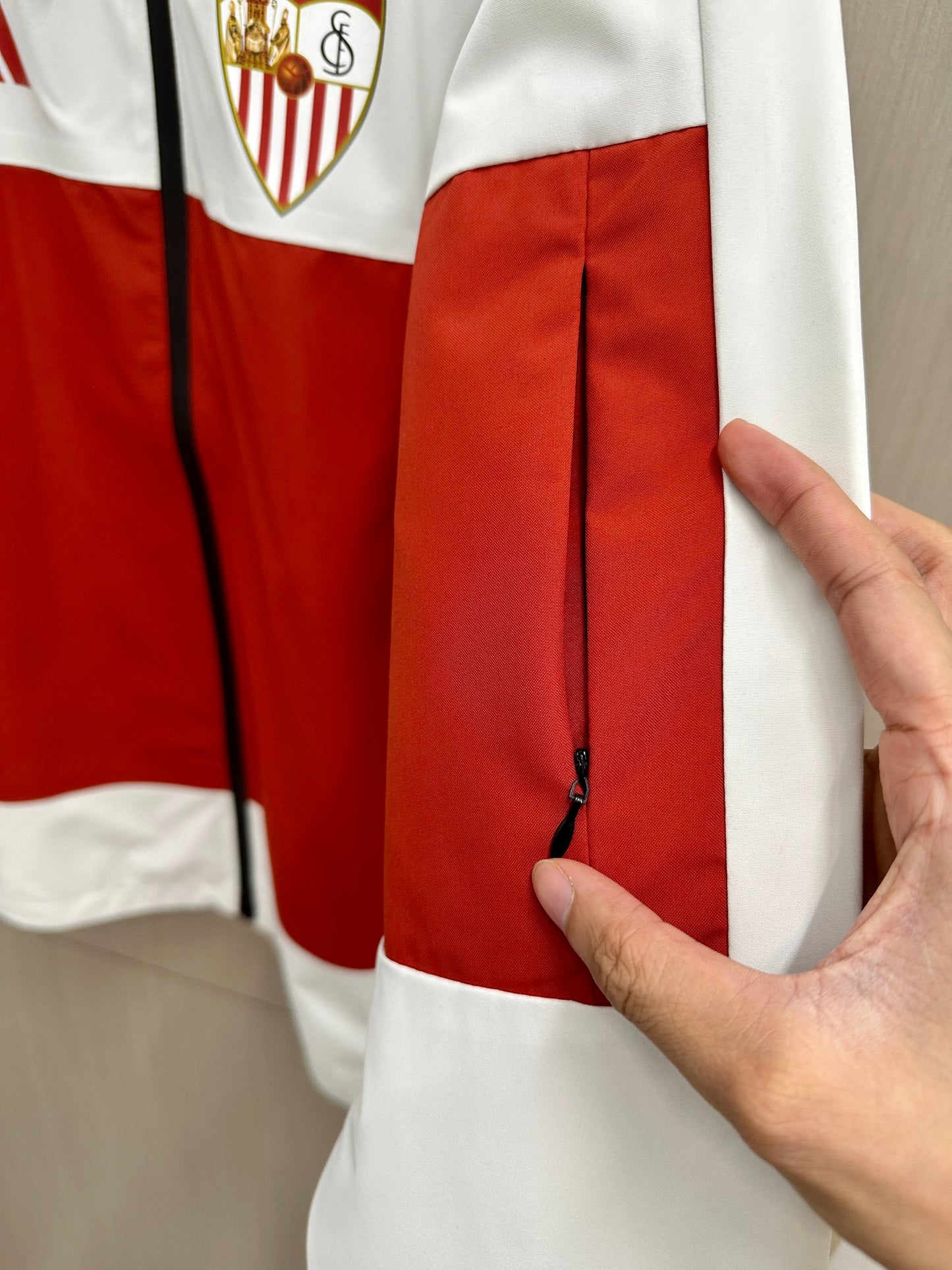 Cortavientos Sevilla blanco y rojo (solo tallas S-2XL)