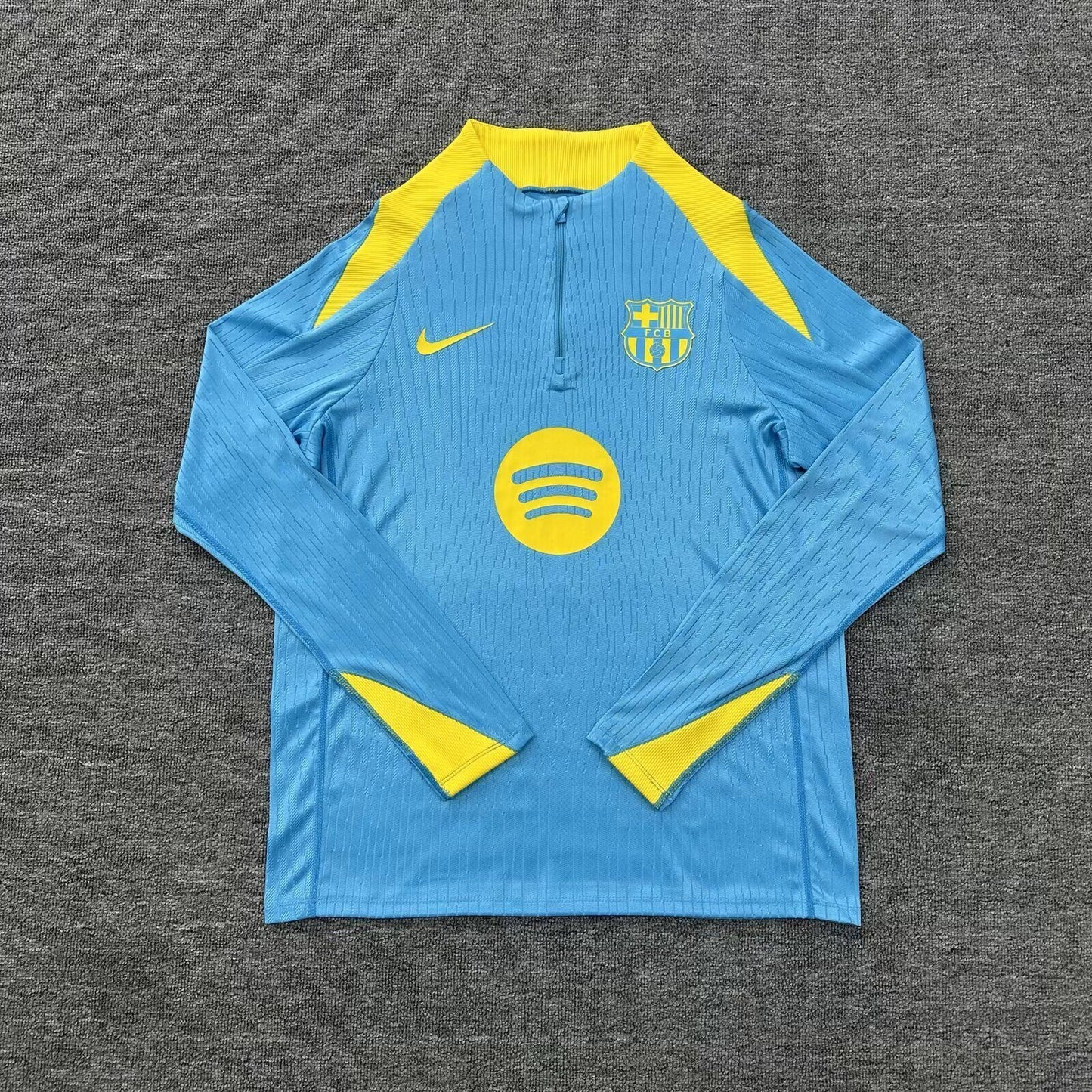 Sueter Barcelona 26 azul con jersey amarillo versión jugador (solo tallas S-XXL)