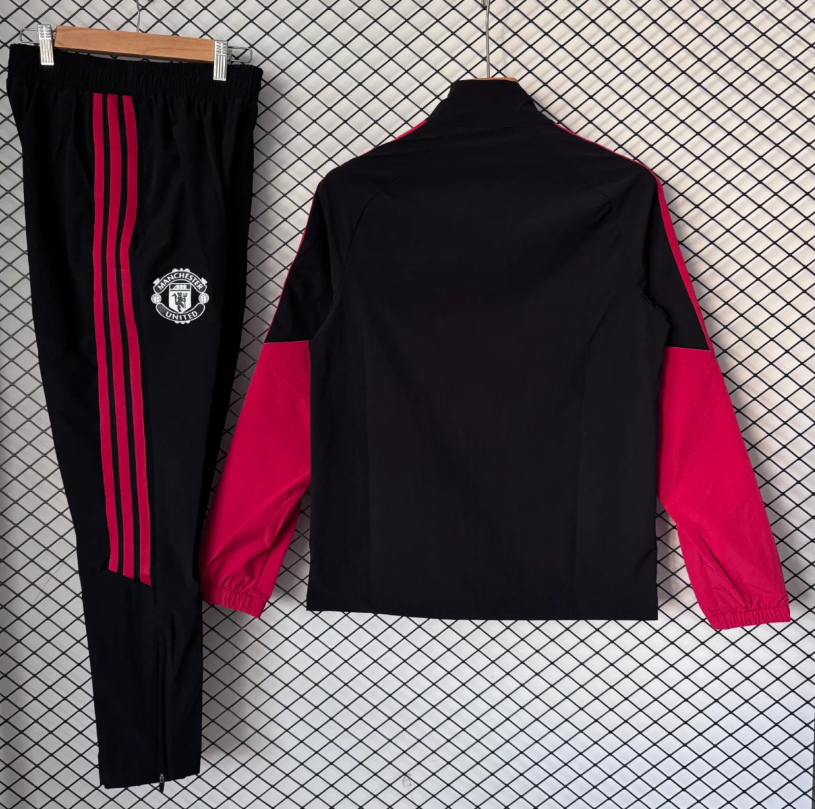 Chandal con cortavientos Manchester United 26-27 negro con rojo (tallas S-XXL)