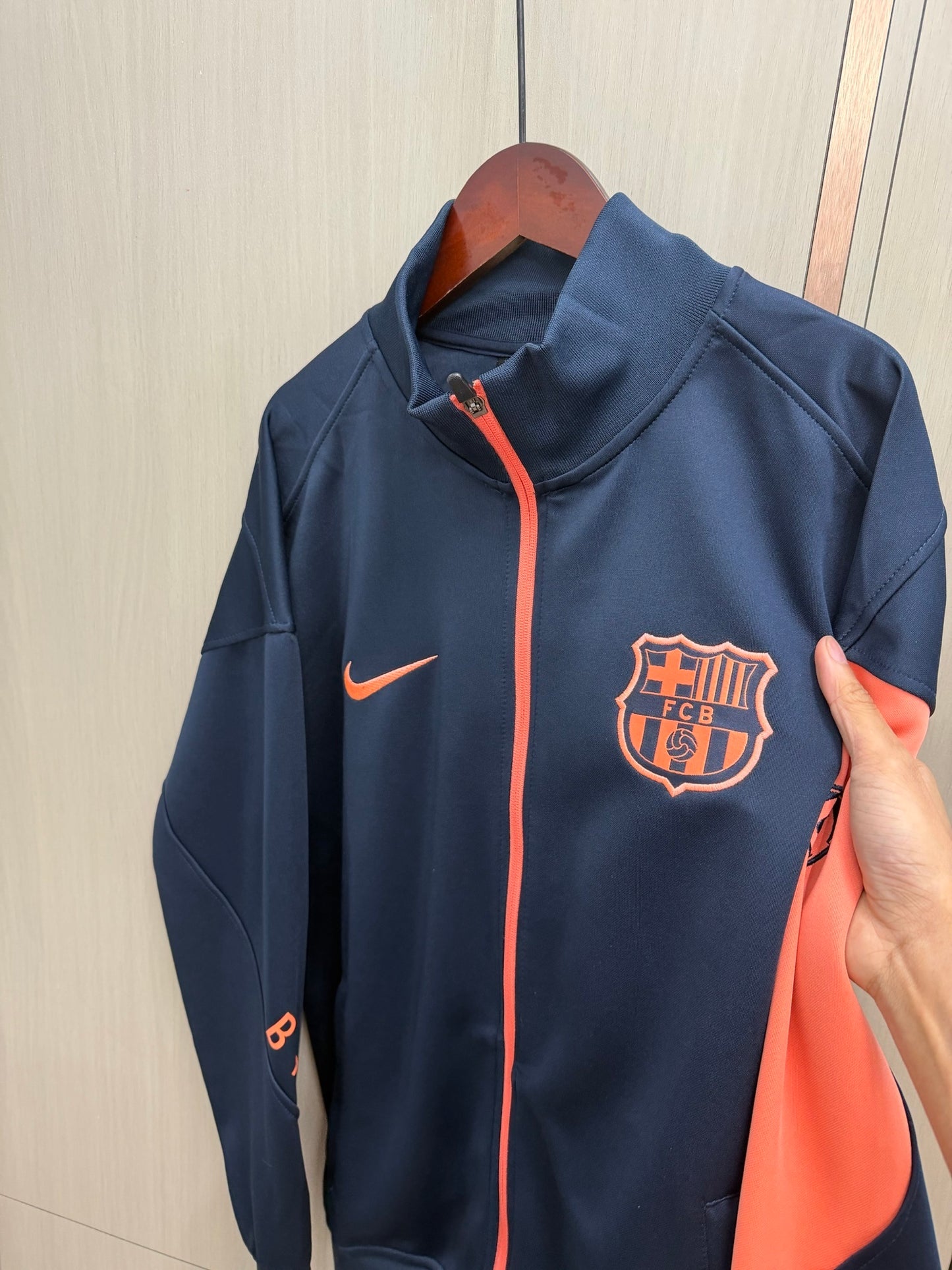 Chandal Barcelona 25/26 azul oscuro con rosa