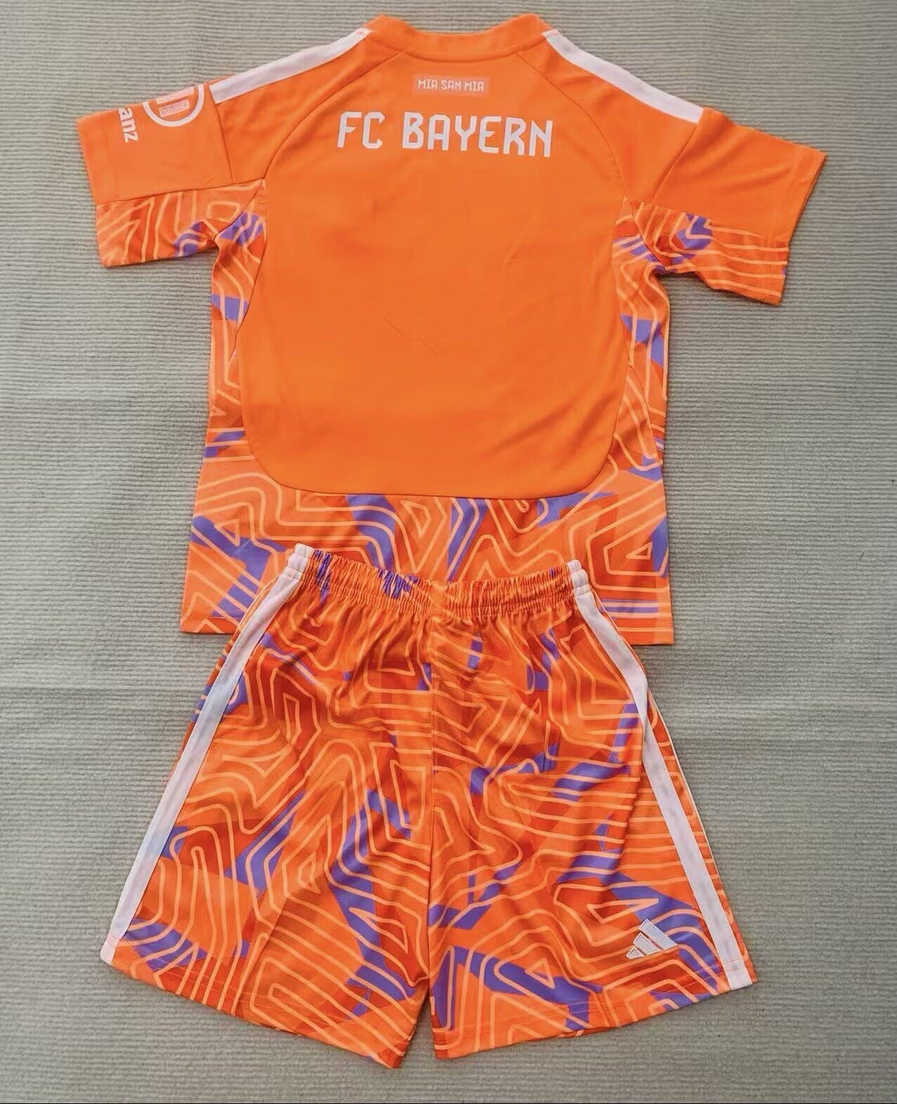 Equipacion Bayern 26/27 de portero naranja