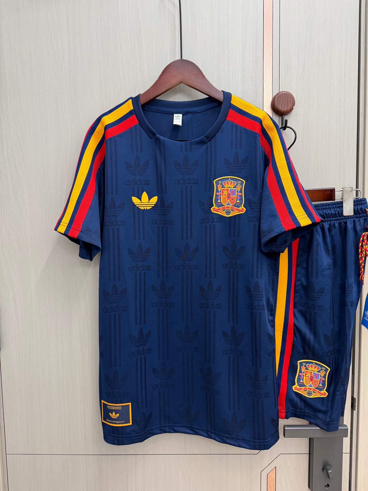 Conjunto de entrenamiento España 2026 azul oscuro modelo retro versión jugador (tallas S-4XL)