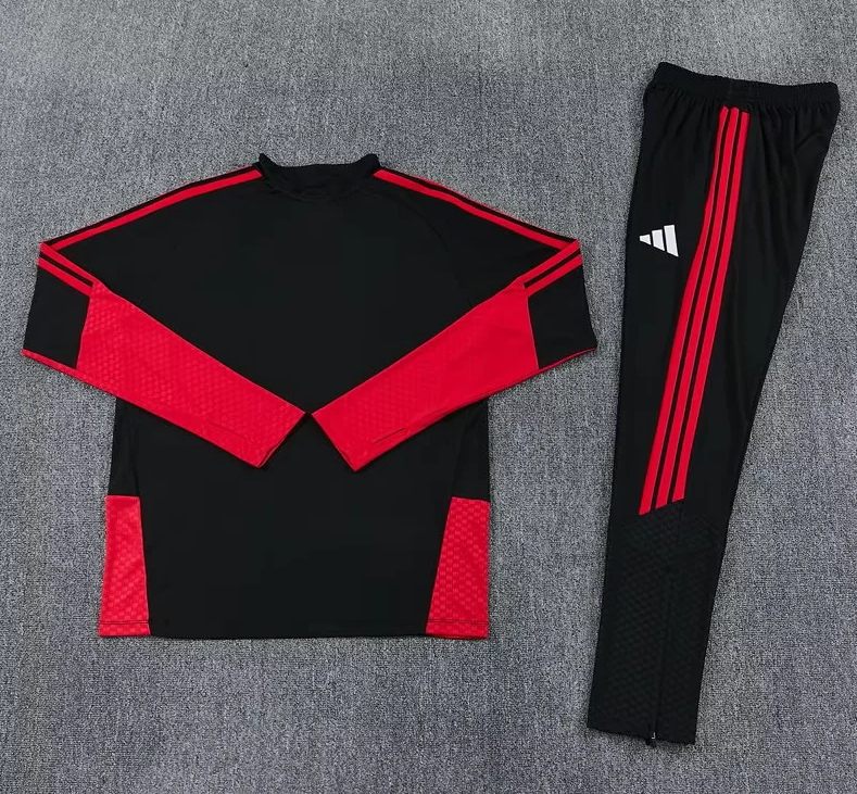 Chandal de entrenamiento negro con rojo del Manchester United 26-27 (tallas adultos y niños)