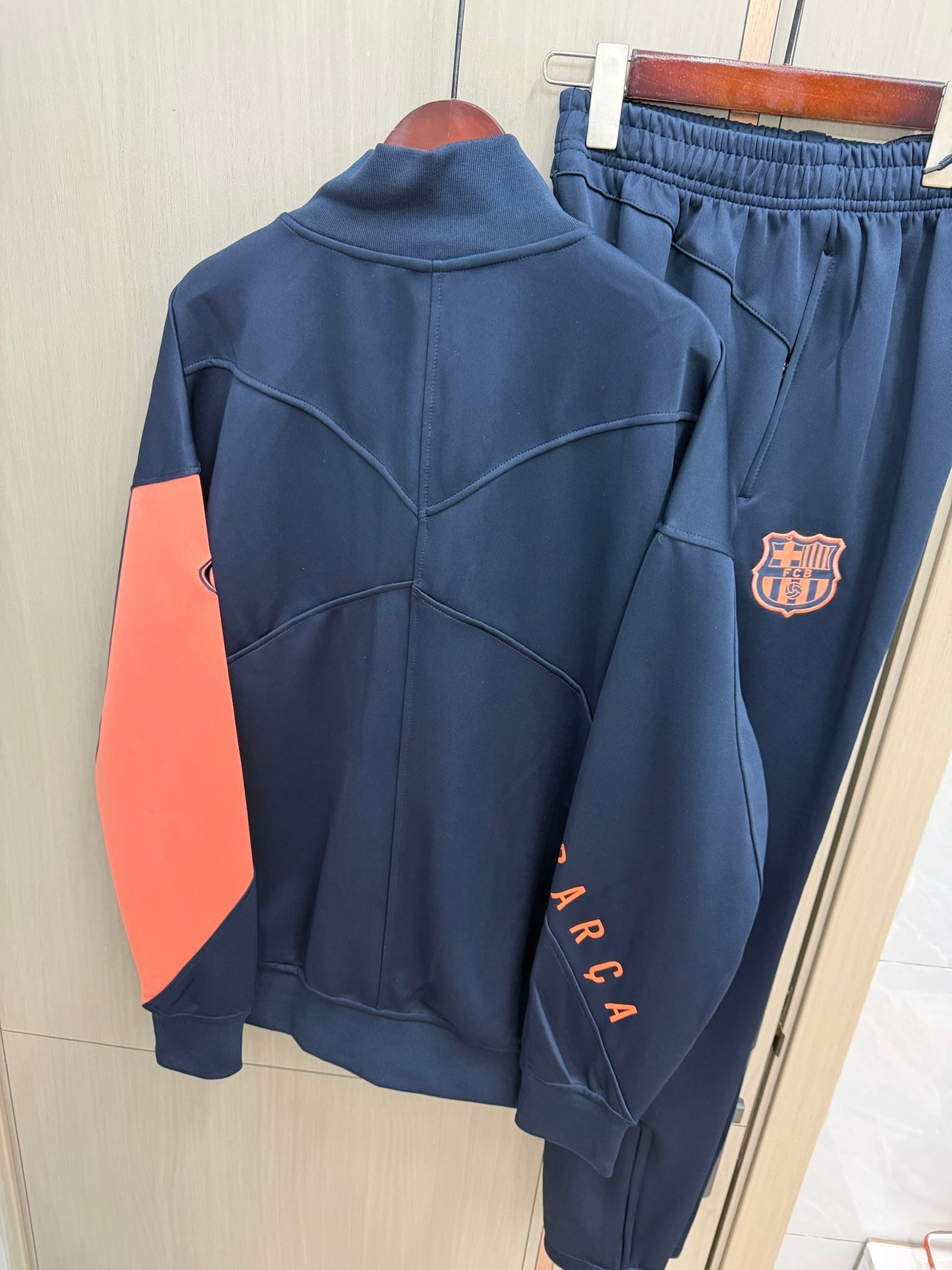 Chandal Barcelona 25/26 azul oscuro con rosa
