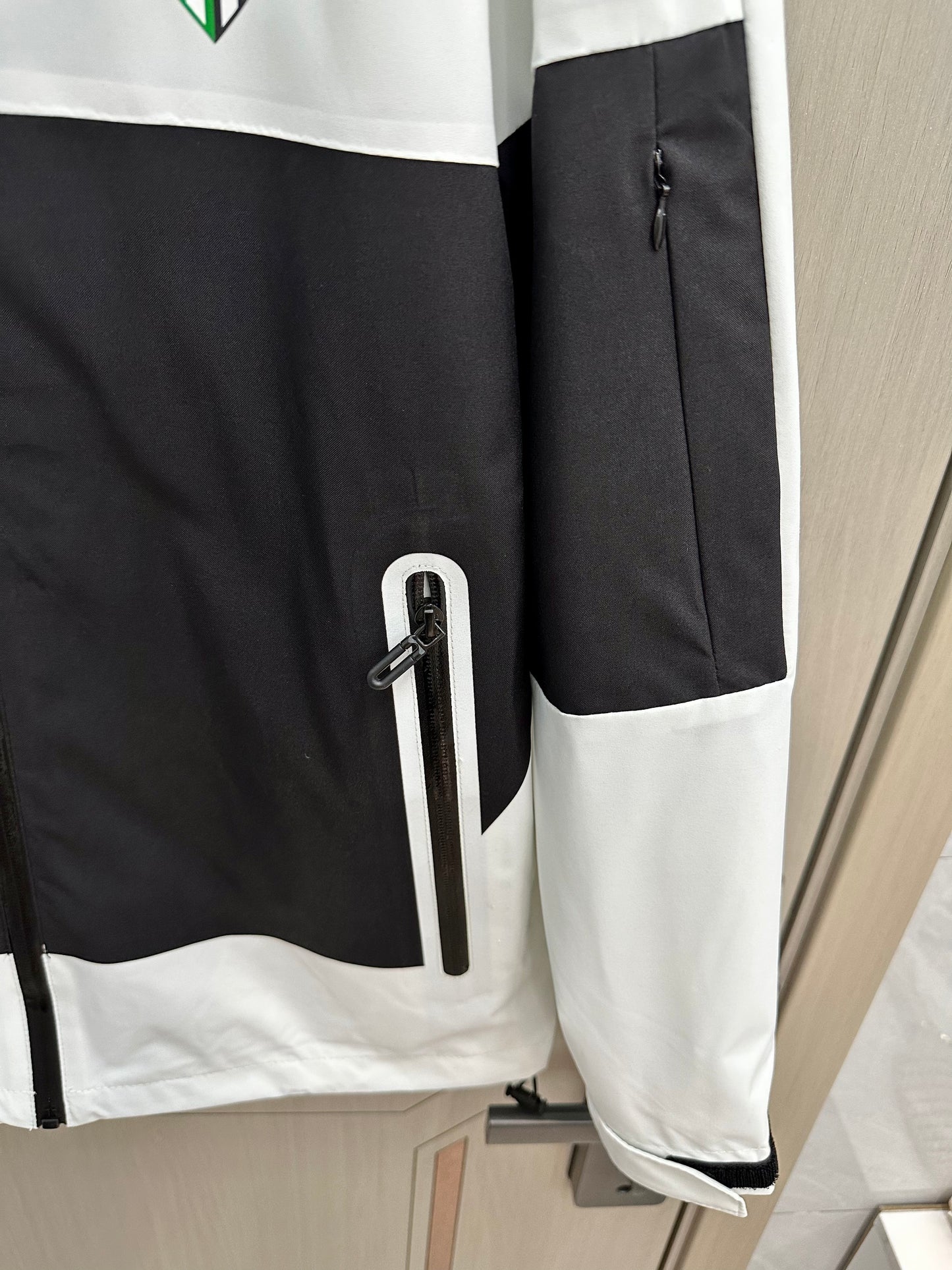 Cortavientos Betis blanco y negro (solo tallas S-2XL)