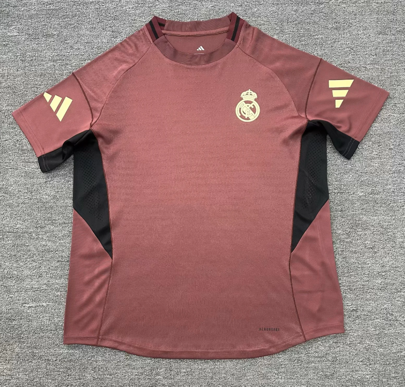 Camiseta de entrenamiento Real Madrid 2026 moradas con detalles negros, versión jugador (solo tallas S-XXL)