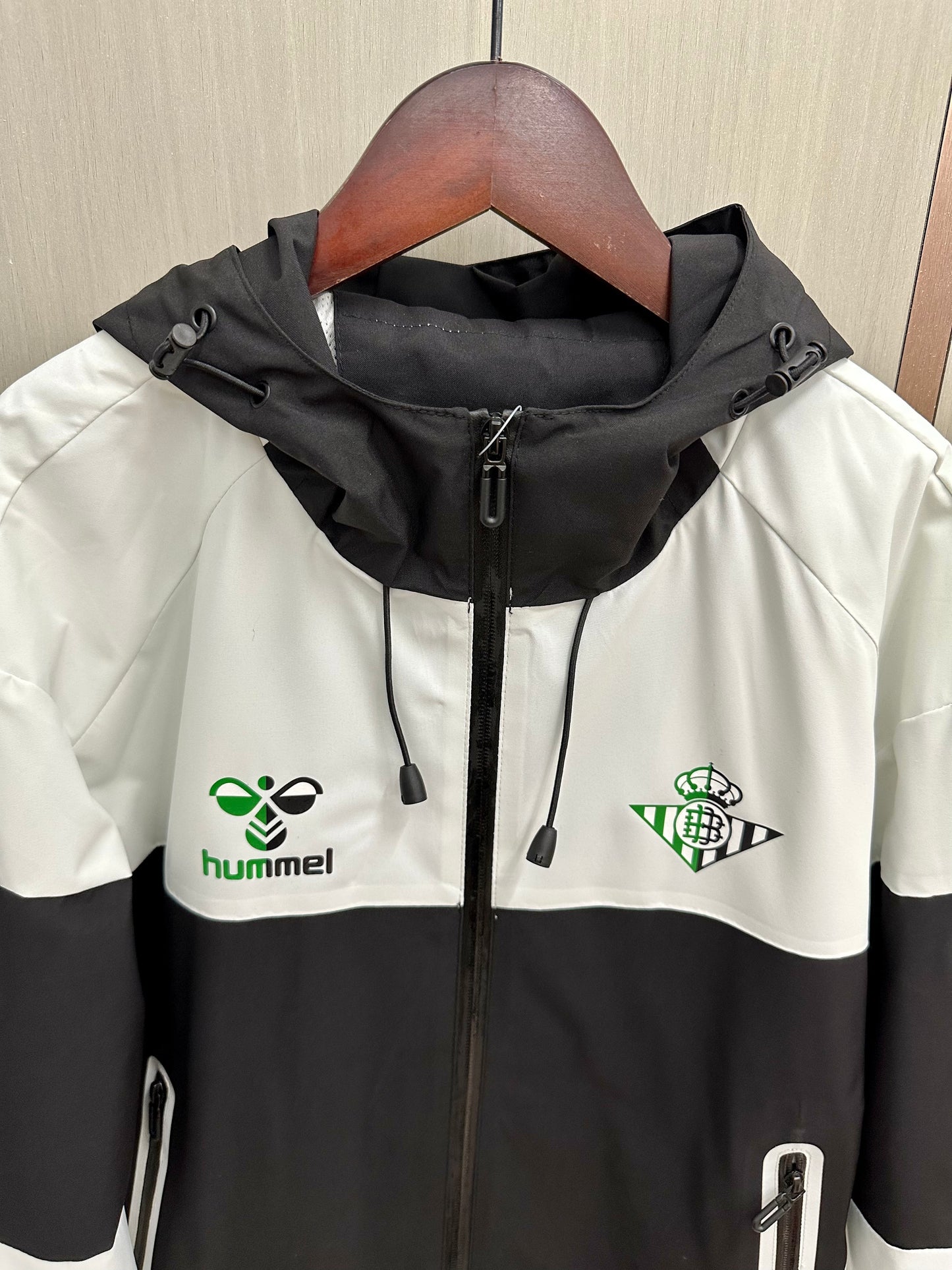 Cortavientos Betis blanco y negro (solo tallas S-2XL)