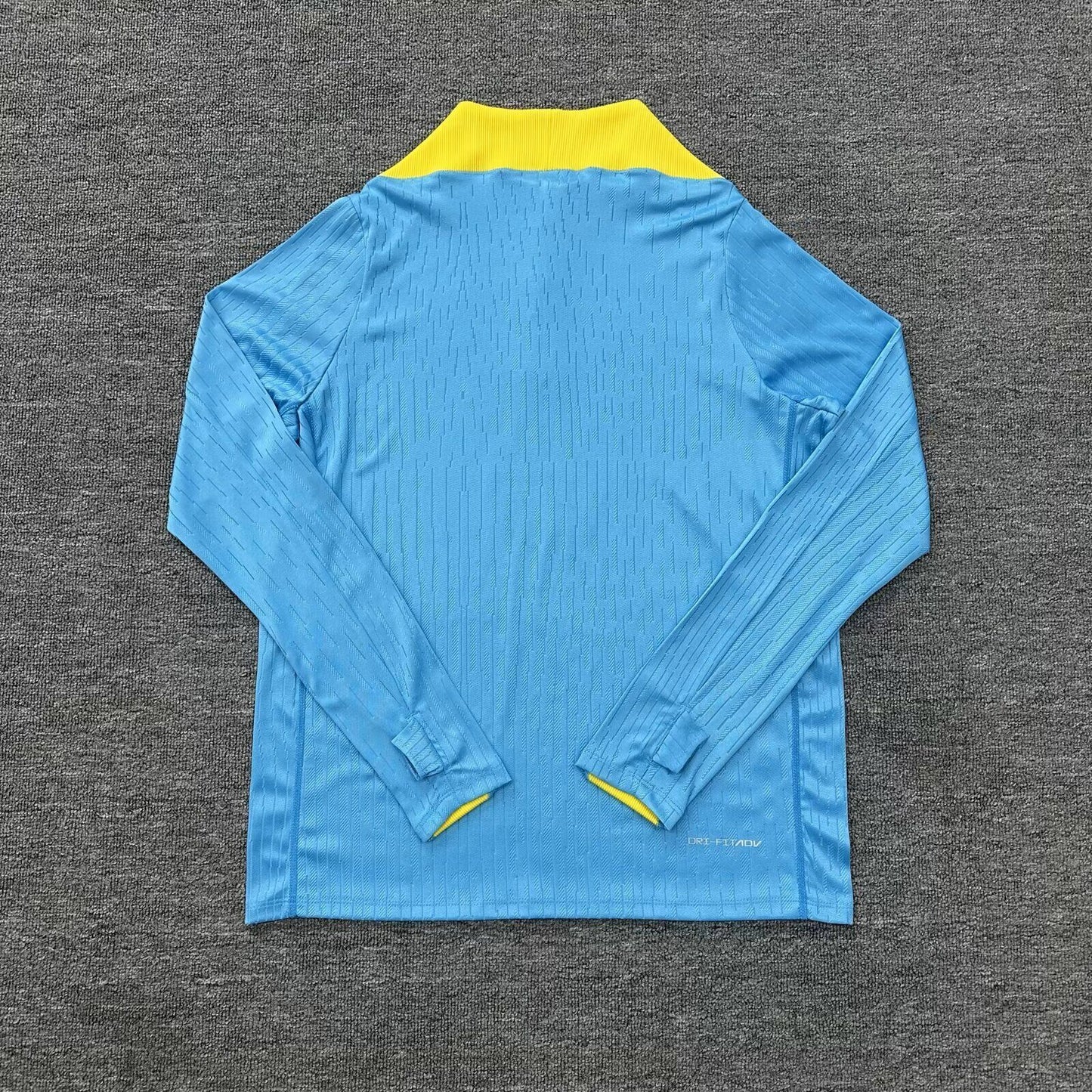 Sueter Barcelona 26 azul con jersey amarillo versión jugador (solo tallas S-XXL)