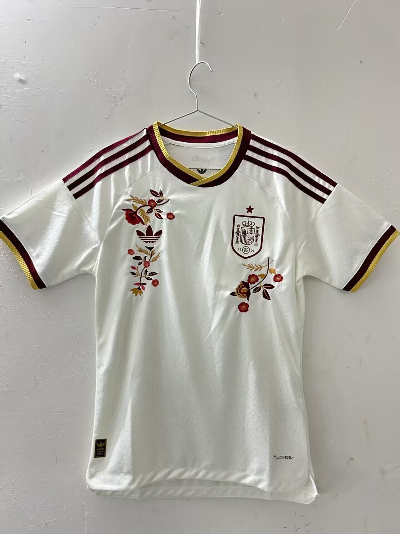 Camiseta España 2026 con bordado de flor version jugador (tallas S-2XL)