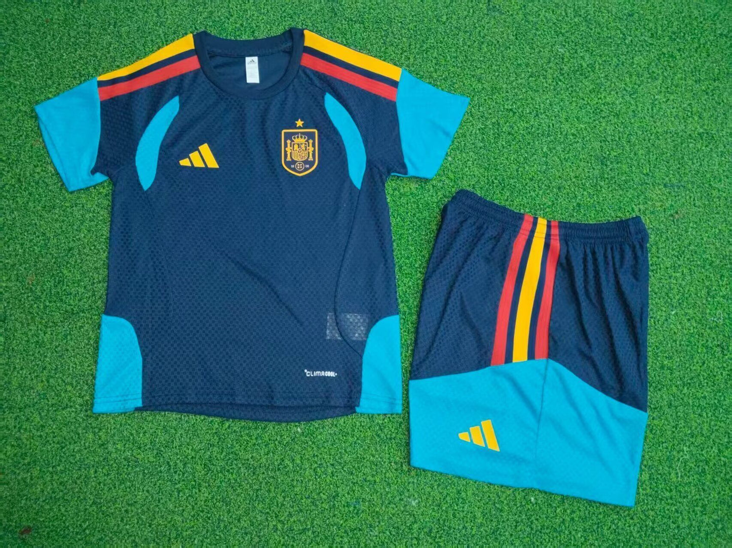 Conjunto de entrenamiento España Mundial 2026 azul oscuro version jugador (Tallas adulto y niño)
