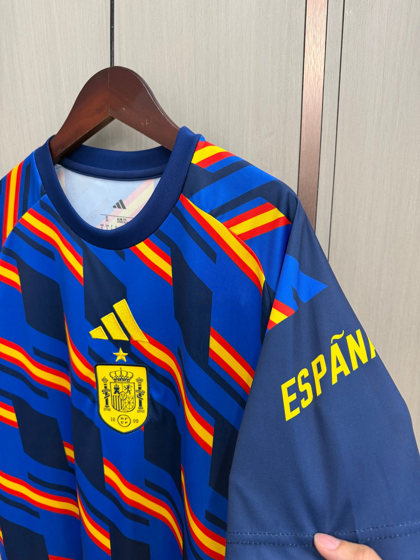 Camiseta España 2026 azul con rojo amarillo prepartido (solo tallas S-4XL)