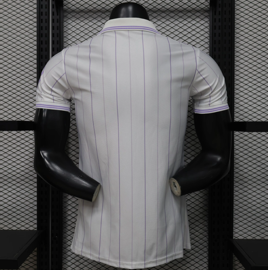 Camiseta Real Madrid 2026 blanco con morado versión jugador (tallas S-3XL)