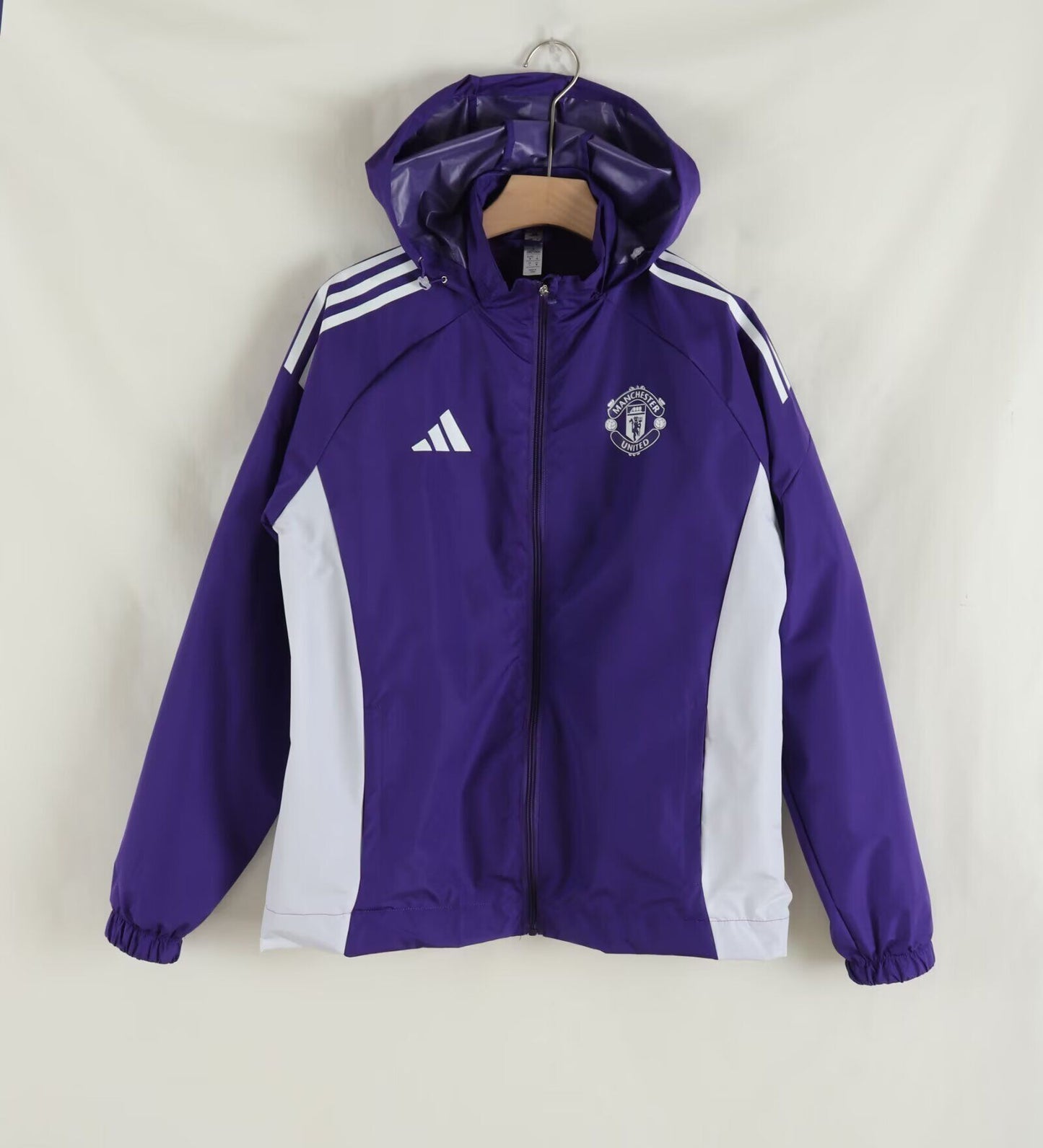 Chaqueta cortavientos Manchester United morada con blanco con gorro (tallas S-XXL)
