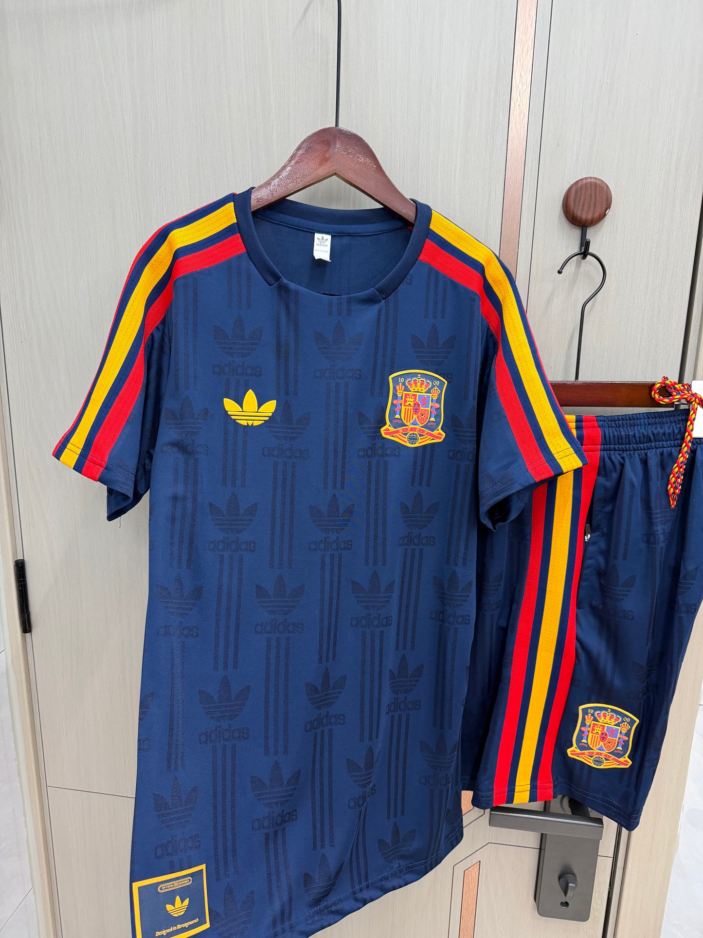 Conjunto de entrenamiento España 2026 azul oscuro modelo retro versión jugador (tallas S-4XL)