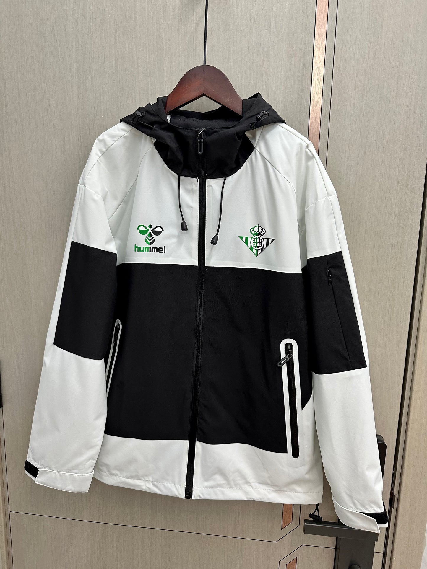 Cortavientos Betis blanco y negro (solo tallas S-2XL)