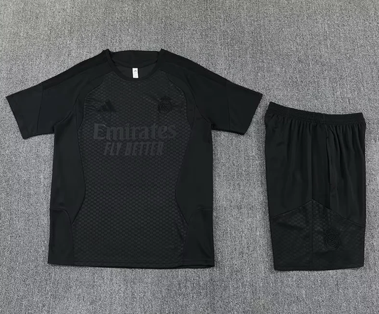 Conjunto de entrenamiento Real Madrid 26/27 negra (tallas adultos y niños)