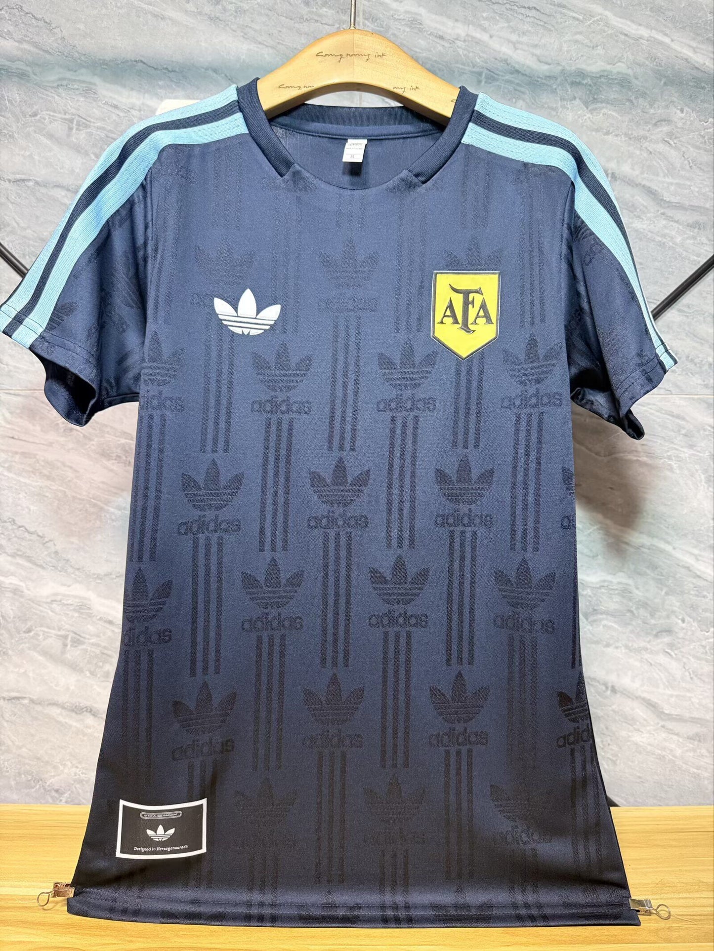 Camiseta de entrenamiento Argentina 2026 modelo retro azul oscuro versión jugador (tallas S-XXL)