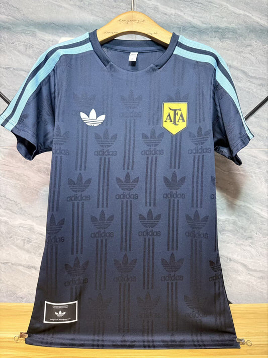 Camiseta de entrenamiento Argentina 2026 modelo retro azul oscuro versión jugador (tallas S-XXL)