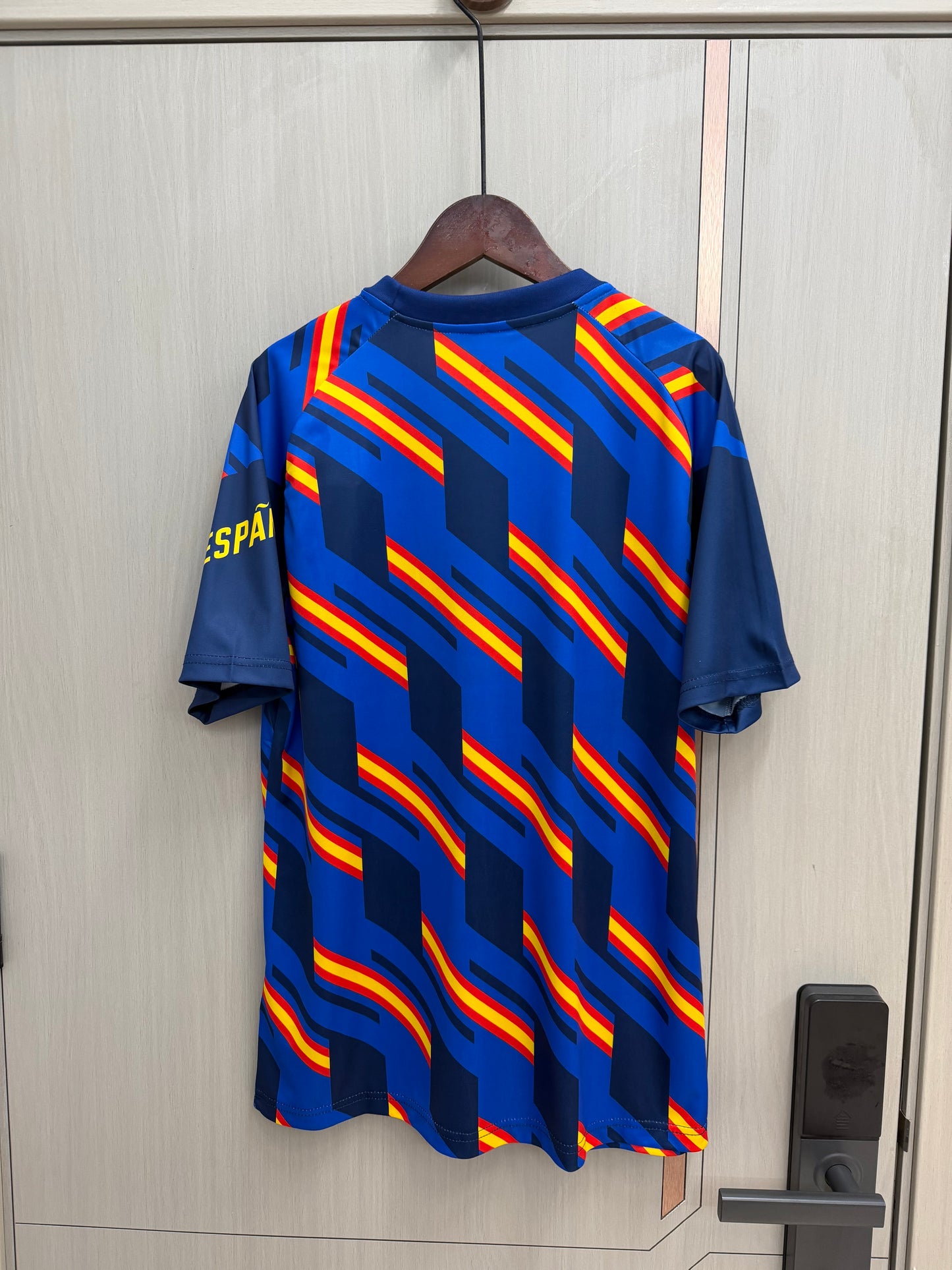 Camiseta España 2026 azul con rojo amarillo prepartido (solo tallas S-4XL)