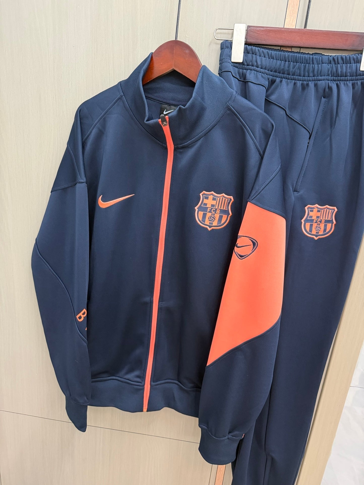 Chandal Barcelona 25/26 azul oscuro con rosa