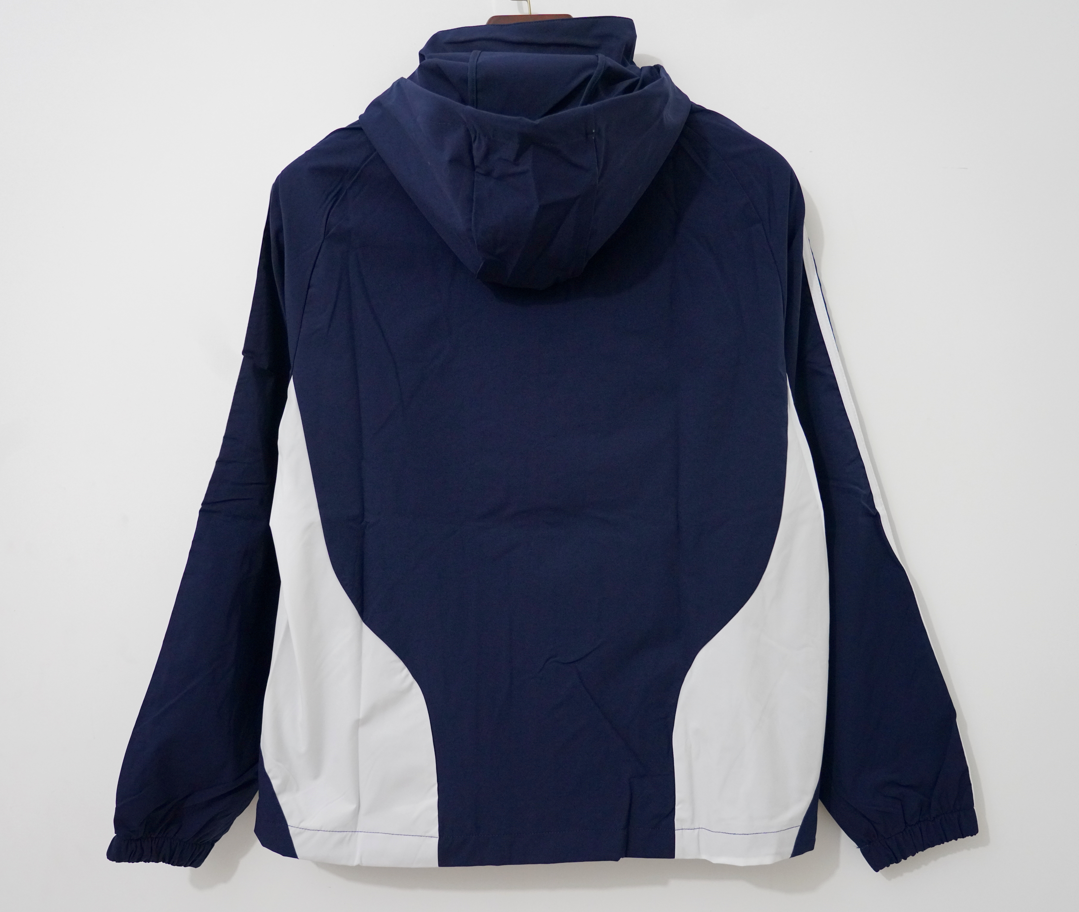 Chaqueta cortavientos Real Madrid azul oscuro con blanco y capuchas (tallas S-3XL)