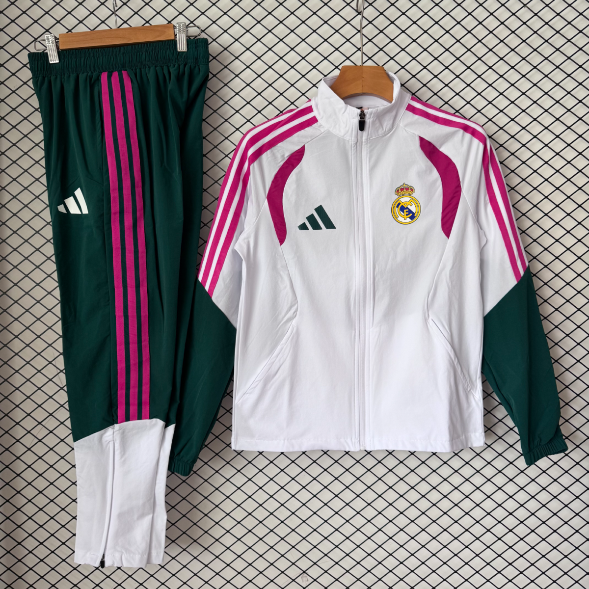 Chandal cortavientos blanco con verde y rosa Real Madrid 26-27 (tallas S-XXL)