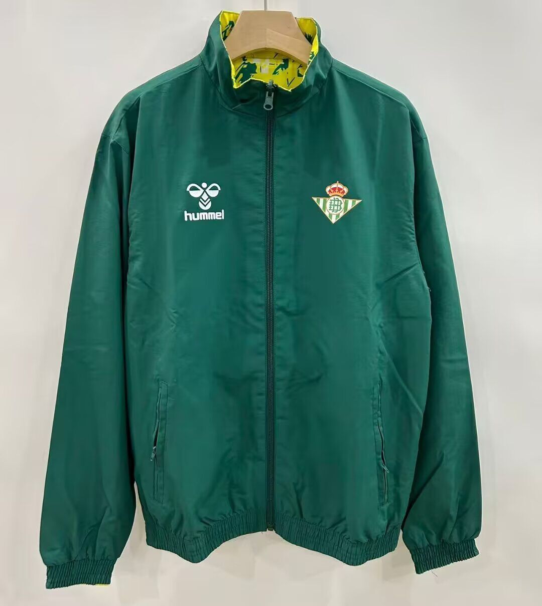 Chaqueta cortavientos reversible Betis (Solo tallas S-2XL)