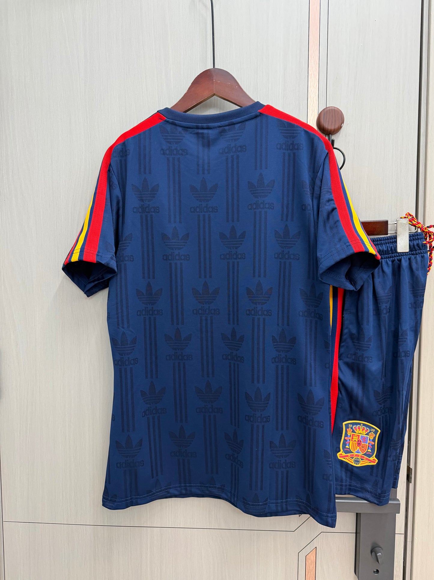 Conjunto de entrenamiento España 2026 azul oscuro modelo retro versión jugador (tallas S-4XL)